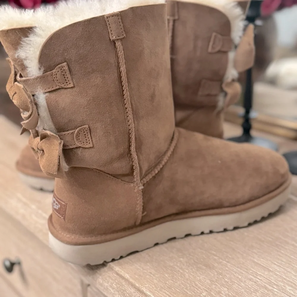 UGG Meilani Short Chestnut Suede/Sheepskin Bow Boots  Sz 10 Women's 1012981